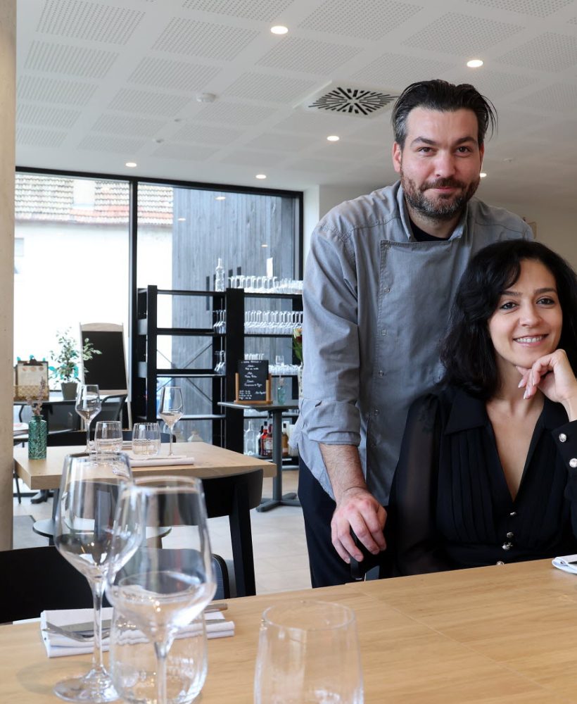 raphael-calot-et-pelin-iscan-dans-leur-restaurant-le-bisch-trot-qui-vient-d-ouvrir-rue-de-la-tuilerie-photo-dna-laurent-rea-1699382830