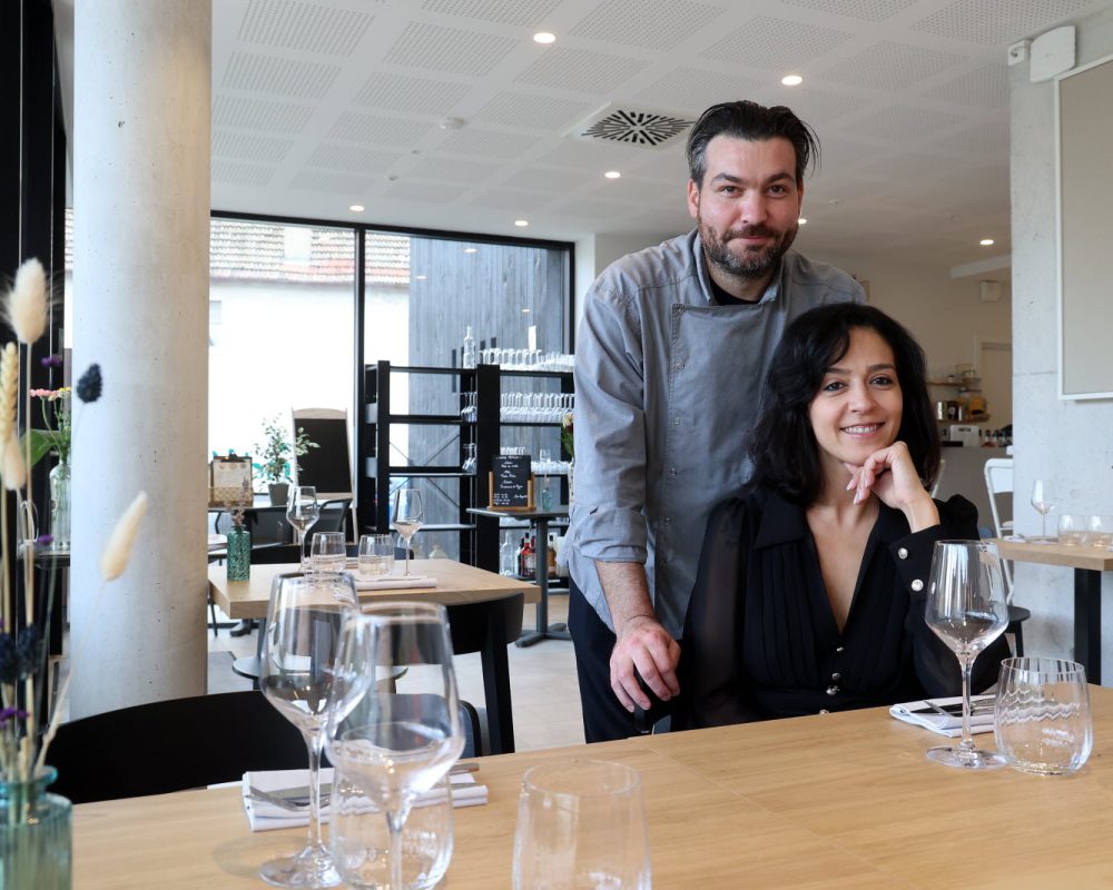 raphael-calot-et-pelin-iscan-dans-leur-restaurant-le-bisch-trot-qui-vient-d-ouvrir-rue-de-la-tuilerie-photo-dna-laurent-rea-1699382830